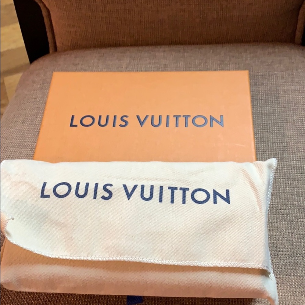Louis Vuitton - Picture 6 of 8
